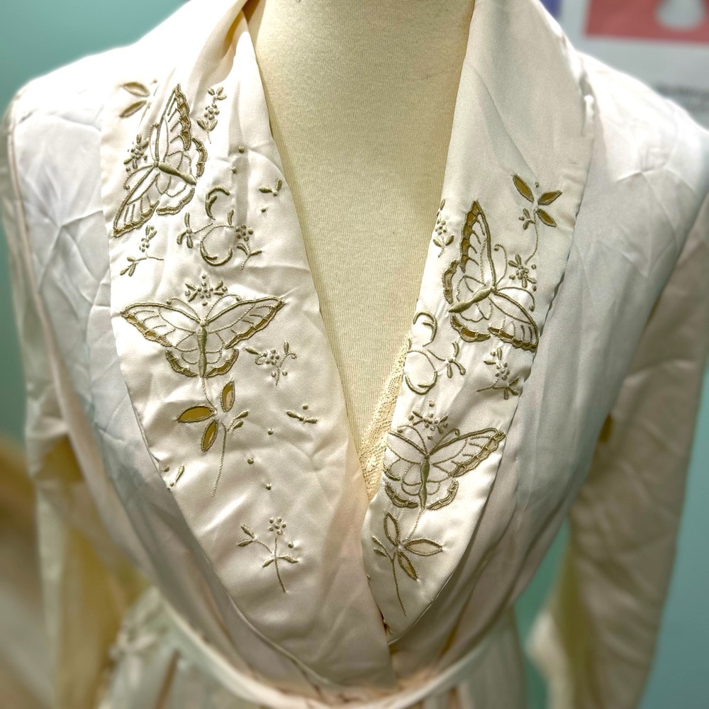 IRIS lingerie by Bert Yelin. NWT Hand embroidered 🦋 nightgown and robe. Medium